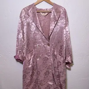 Vintage klänning i rosa/pärlemoskimramde satinliknande tyg. Köpt vintage, använd en gång till en photoshoot. 