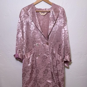 Vintage klänning i pärlemo - Vintage klänning i rosa/pärlemoskimramde satinliknande tyg. Köpt vintage, använd en gång till en photoshoot. 