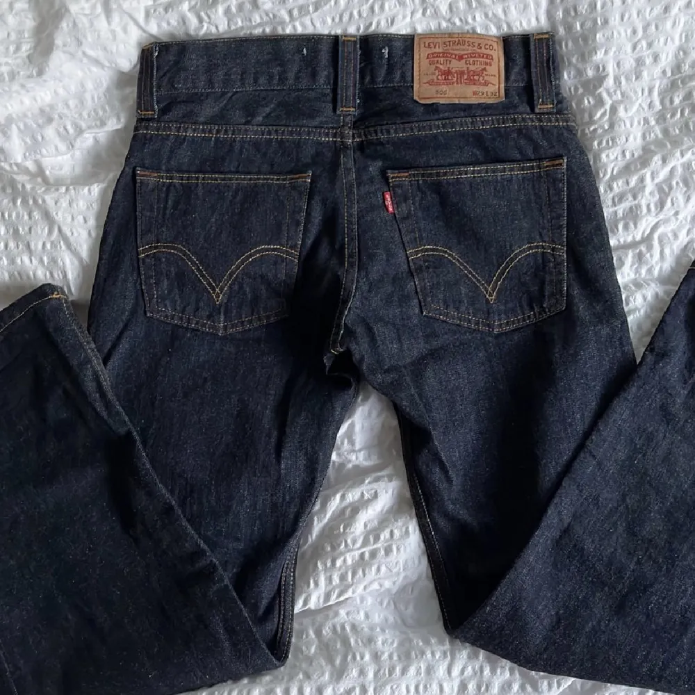 vintage levis jeans i superbra skick! Köpte på plick men de passade inte så bra på mig. Hon på bilden är 171.. Jeans & Byxor.