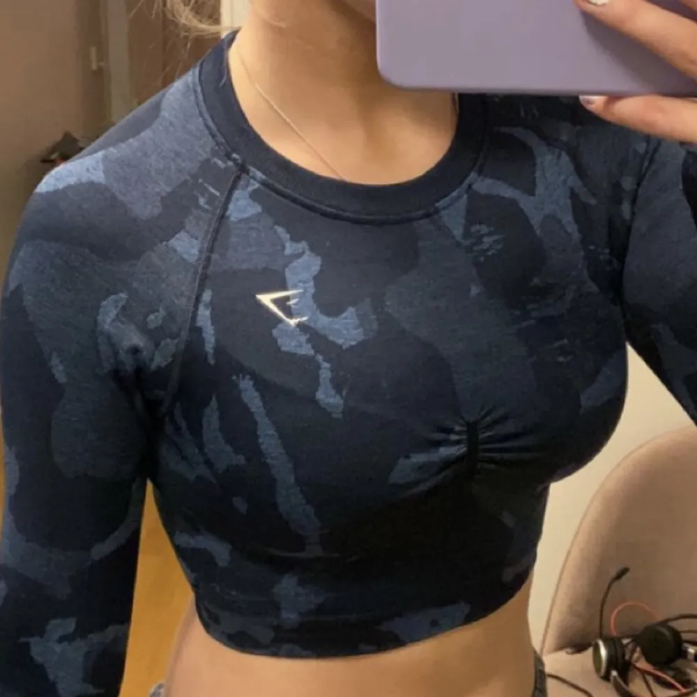 Aldrig använd gymshark tröja, bara för bilder. Finns ej på hemsidan. Nypris 500kr. Frakt tillkommer på 49kr 💓. Hoodies.