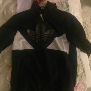 Gammal adidas tröja  - Gammal adidas tröja i bra skick, använda ej längre 