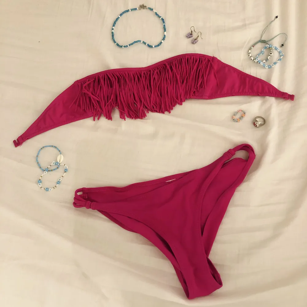SUPER SÖT hot pink bikini till du sommar!!💕passar över mina bröst som är 75 B. Den är strapless och är så söt. Storlek S säljs för 55kr + frakt . Övrigt.