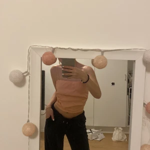 Topp - Extremt snygg o gullig topp ifrån H&M köpt för ett tag sen men aldrig fått användning av den ! Jätte fin till sommar . Köpare står för frakt ! ❤️‍🩹