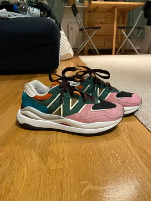 New Balance 38,5 - New Balance i strl 38,5 i fint skick, säljes då de tyvärr inte passar mig… 🫶