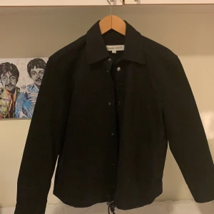 L’homme Rouge Jeans Jacka - Säljer min fina L’homme Rouge jeans jacka på grund av att den är lite för stor för mig. Har använt den någon gång så den är i mycket fint skick. 