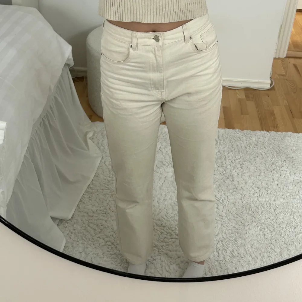 Raka jeans från NA-KD i off white 🤍 . Jeans & Byxor.