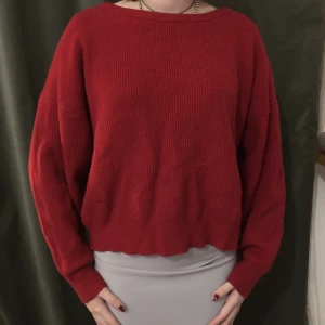 Zara tröja - Tröjan är från Zara, är storlek M. Tröjan är använd och det enda tecknet på användning är att rosetten i ryggen har blivit lite missfärgad efter det röda, vilket har gjort det vita till en väldigt ljus rosa men annars att det är väldigt bekväm tröja. 