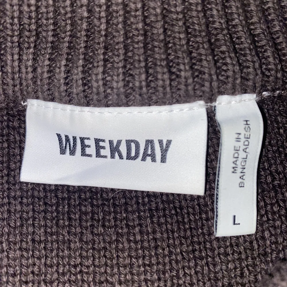 En weekday sweatshirt/kofta i storlek L. Väldigt fint skick.. Tröjor & Koftor.
