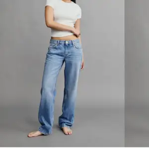 Slutsålda lågmidjade jeans från Gina som är helt oanvända. Säljer pga att de inte passar mig! Skulle säga att de är ganska små i storleken och skulle därför även passa en storlek s! 🫶🏼