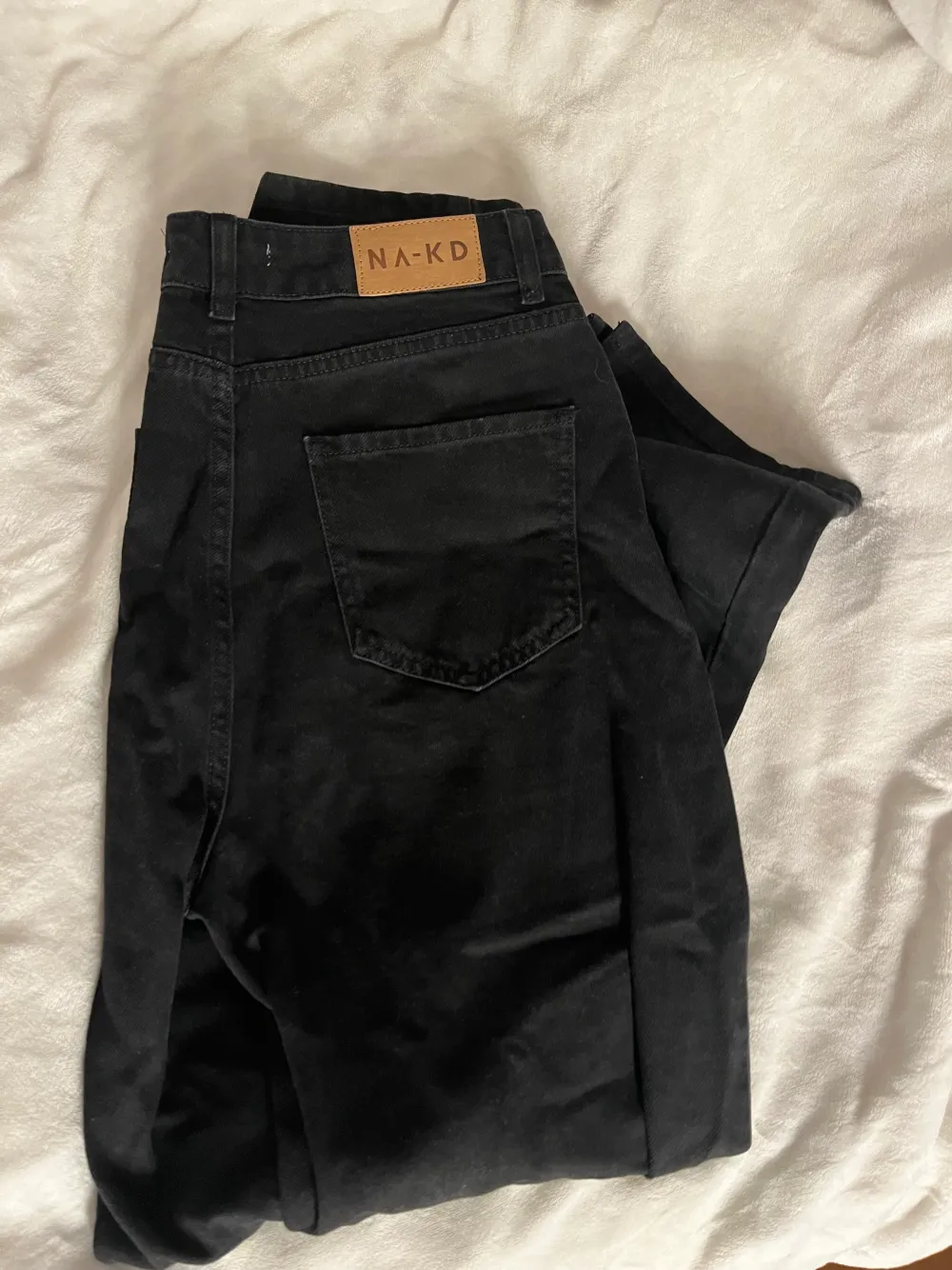 Superfina mörka NA-KD jeans med slits längst ner, raka i passformen!! Passar långa, är 174 cm och jeansen går ner hela vägen!! Köpta för 500kr. Hör av er för fler bilder m.m🫶🏼. Jeans & Byxor.