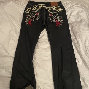 ED HARDY BYXOR - size: 38x34 d.v.s W38 L34 Jeans material Hör av er vid frågor ⚡️  Köpt e köpt