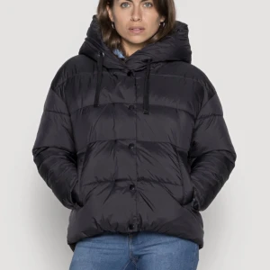 Jacka - Oanvänd jacka med prislappen kvar. Ordinarie pris 530kr, säljer för 350kr INKLUSIVE frakt