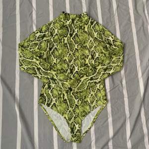 Grön body från Fashion Nova i storlek 36. Använd ”KÖP NU” funktionen för att köpa den direkt😍🤍