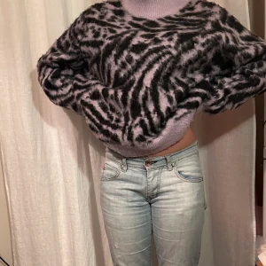 Lila stickad tröja - En stickad lila mönstrad tröja från Hm i storlek xl men jag har xs/s och den passar bra❤️150kr+frakt