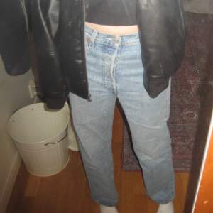 Ett par jätte snygga levis jeans i modell Ribcage straight. Nypris cirka 1200kr, pris kan kanske diskuteras.