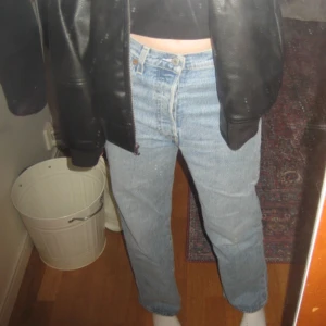 Levi's jeans - Ett par jätte snygga levis jeans i modell Ribcage straight. Nypris cirka 1200kr, pris kan kanske diskuteras.