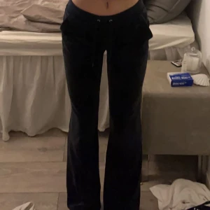 Juicy - Juicy cotoure i mörkblå Båda metall sakerna på snörerna är borta