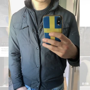 Massimo dutti jacka - Säljer min skitfeta Massimo dutti jacka då jag tycker den är lite liten på mig. I grymt bra skick, aningen blekt men annars inga tecken på användning.