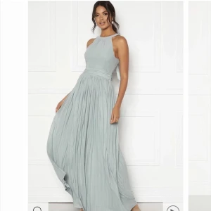 Balklänning - Säljer min fina balklänning från 2020. Använd en gång på min bal. Inga fläckar eller defekter utan var väldigt rädd om den. Klänningen är lång och passar mig dom är 174. Dragkedja och knytning i ryggen, bh behövdes inte får mig som har D/C kupa.