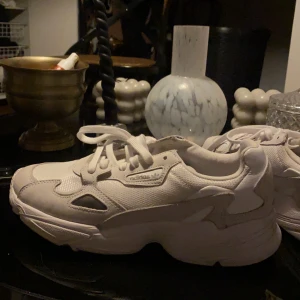 Adidasskor  - Vita adidassskor, använt ca 2 gånger☺️