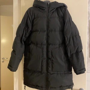 Vinterjacka  - Säljer denna vinterjackan från Vero Moda, lite slitage på insidan men skickar gärna fler bilder vid intresse