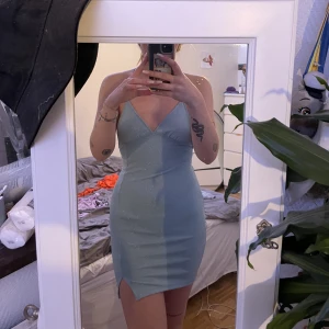 Klänning - Är 165cm ish för referens  Brukar ha storlek xs-s 34/36 