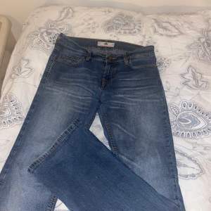 Säljer dessa lågmidjade jeans ( bootcut) Dem är andvända men i fint skick!:) Allt tvättas innan det skickas, kommer skickas direkt💗🤘🙌