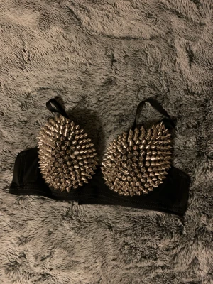 Nit bh. Svart bh/topp i sammet material - Nit bh-n är ca 75C i storlek och den svarta toppen är S. 