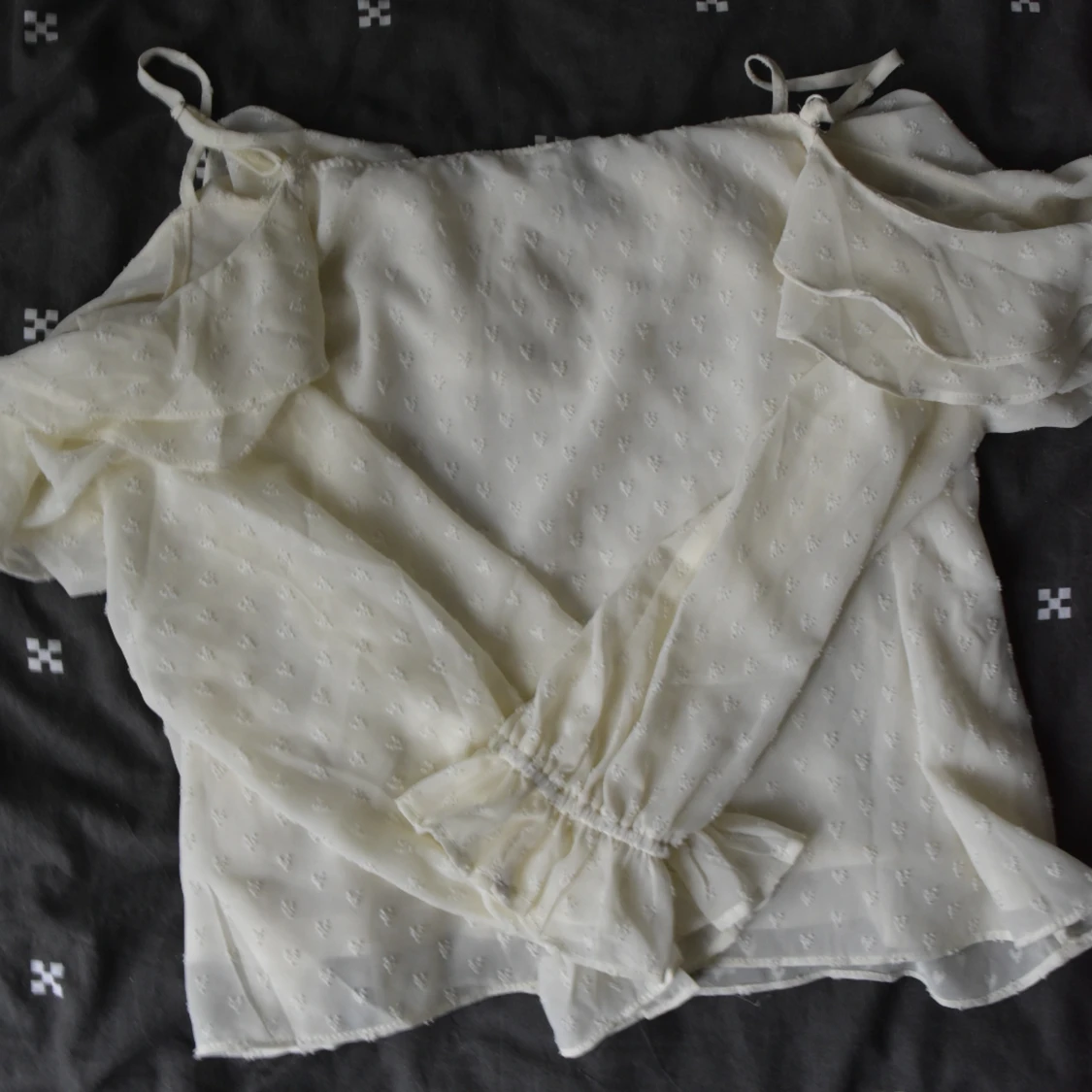 Delikat långärmad blus med krusiduller - 90
