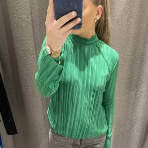 Grön blus - Supersnygg grön blus som passar perfekt till fest! Endast använd en gång så i nyskick!!