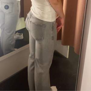 Low straight jeans från Gina i storlek 32, sitter så bra men säljer dom för att dessa inte kommer till användning så mycket längre, köparen betalar frakt 💞
