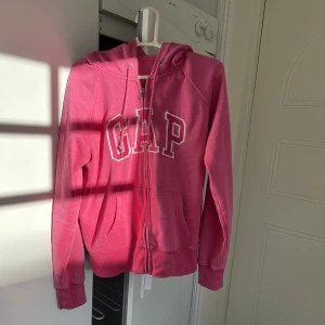 Gap hoodie - Rosa gaphoodie. Storlek m! 💕💞💕