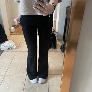 Lågmidjade kostymbyxor  - Superfina lågmidjade kostymbyxor! Är oanvända och är fortfarande i påsen de kom i, säljer pga att jag beställde två storlekar (har den andra storleken på bilderna) Frakten är inte inkluderad i priset!