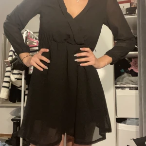 Klänning  - Säljer då den är lite tajt i armarna för mig 