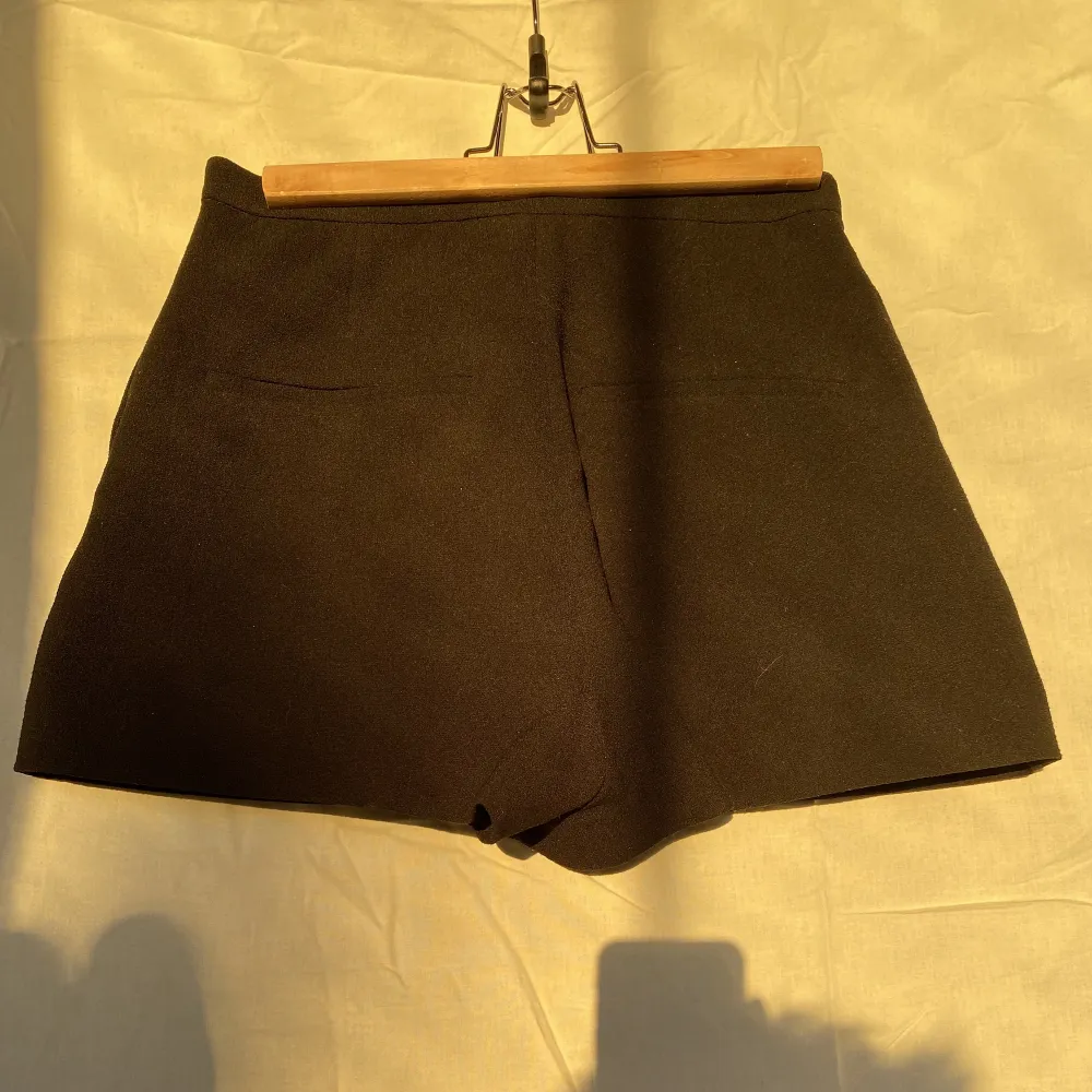 Så sköna högmidjade kostym shorts köpta från monki för ett antal årtioenden sedan. Använda sparsamt!. Shorts.