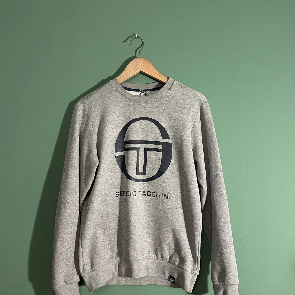 Ett mycket fint vintage plagg ifrån Sergio Tacchini!. Neuletakit & Villapaidat.