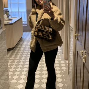 I.AM.GIA jacka - Pixie Teddy jacka från australienskan märket i.am.gia Lite nopprig under armarna men fortfarande fin. storlek XS 