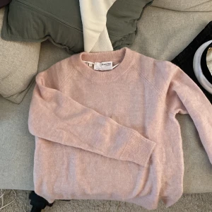 Stickad tröja  - Helt ny stickad tröja från Selected Femme 🤍 ljusrosa! Storlek L men uppskattas som mindre 