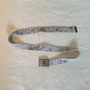 Skärp - Coolt tygskärp i befintligt skick. Den har lite rostfläckar som möjligen går att få bort i tvätten!  Cirka 122cm Frakt tillkommer 💖