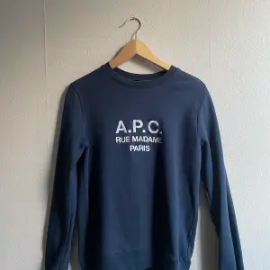Säljer min A.P.C Sweatshirt som är gott skick. Köpte den för 2 år sedan och storleken är Small men skulle säga att den sitter mer som en XS.