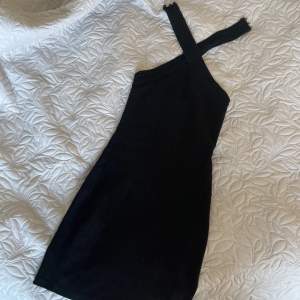 Kort tajt klänning passar XS/S, klänningens längd från armhålan och neråt är 63 cm