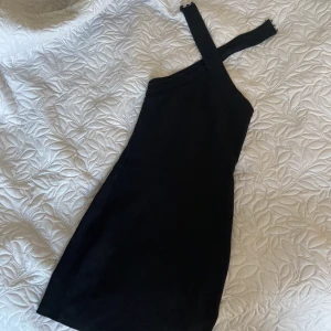 Halterneck klänning - Kort tajt klänning passar XS/S, klänningens längd från armhålan och neråt är 63 cm