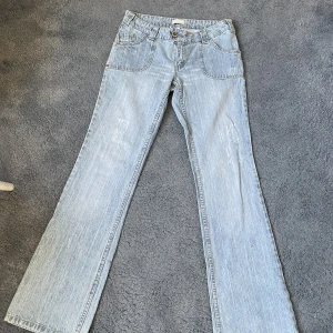 Lågmidjade jeans - Så snygga lågmidjade jeans som jag säljer då de tyvärr va lite för små för mig! Står storlek 38 men skulle säga att de snarare passar 36💘