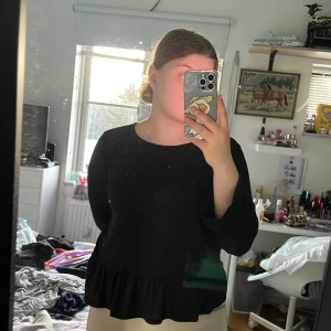 Långärmad med volang - Säljer denna för den nu börjar bli för liten och använder inte. Knappt använd. Den är barnstorlek 170. 