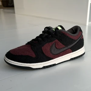 W NIKE DUNK LOW SE CC - Detta är ett helt oanvänt par womens nike dunks.  Skorna kommer även med vinröda skosnören.  Nypris 1300kr