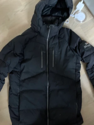 Sail racing jacka svart - Sail racing jacka svart. Använd två vintrar ungefär med ett litet litet hål på framsidan som ni kan se på bild 1 . 170 storlek men känns större. Typ som en S. Nypris är på 3000.