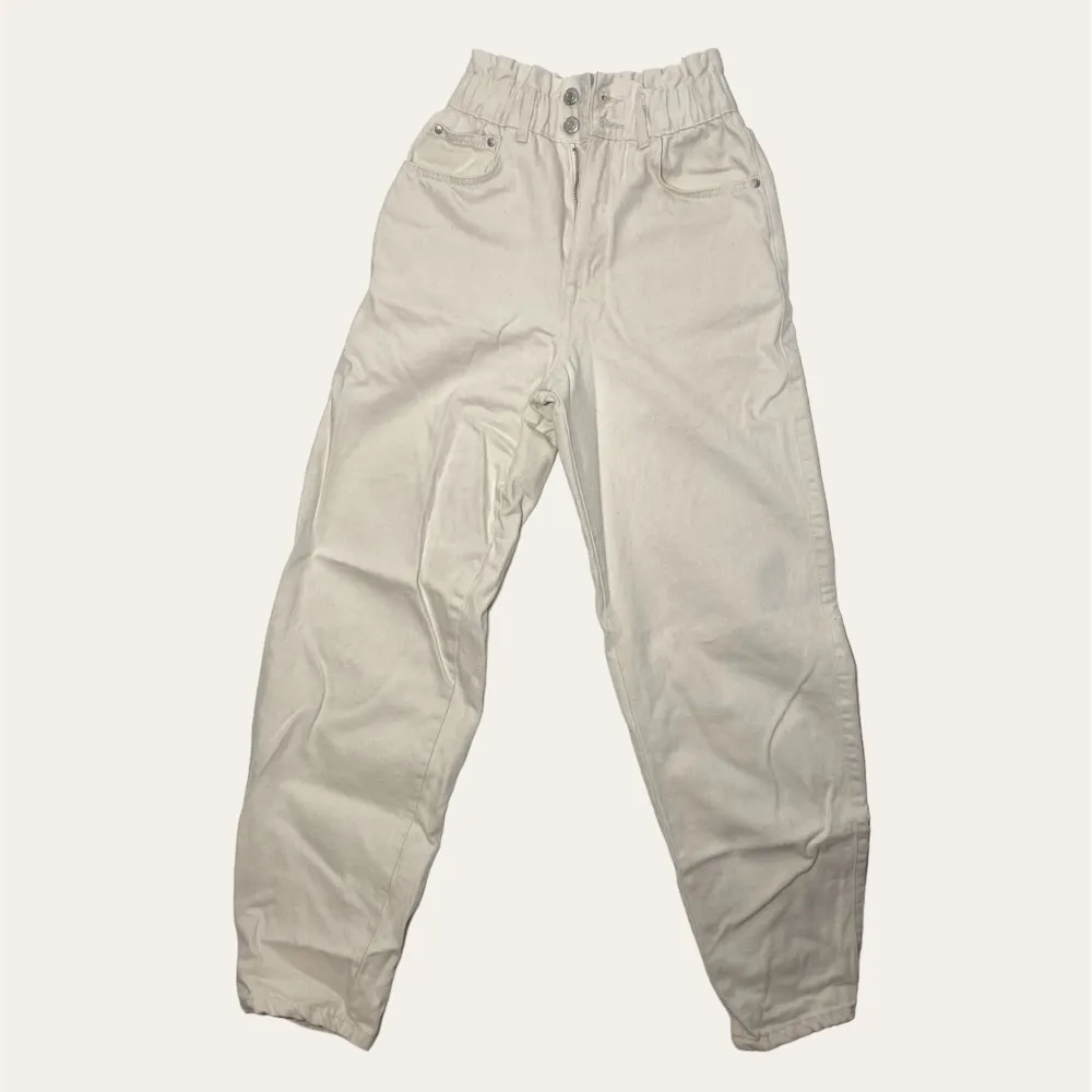 Beige jeans/byxor från PULL&BEAR och nypris 350. Passar en liten storlek. Bra skick, inga deflekter. Köps via Swish eller köp nu 💋. Jeans & Byxor.