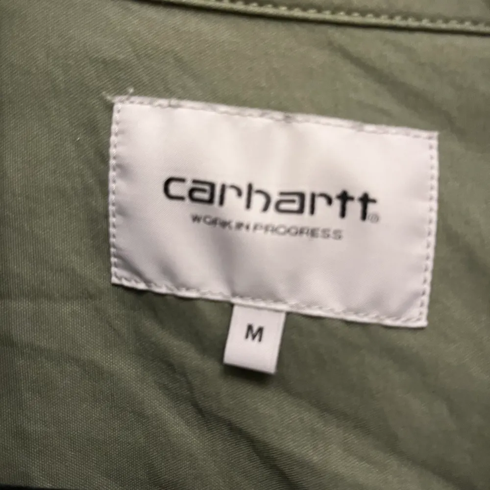 Carhartt jacka, säljer då den tyvärr inte kommer till användning längre. Herrmodell, nypris 1400kr. Säljer för 700kr i oanvänt skick. . Takit.