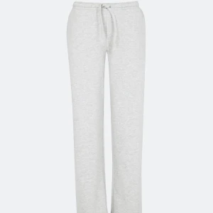 Low waist mjukis byxa  - Säljer dessa populära low waist byxor från bikbok i svart och grått! Ny pris 400, säljer för 280☺️ skriv för fler bilder 