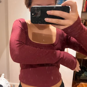 Vinröd tröja  - Så snygg åtsittande vinröd tröja från HM, liknar den från bikbok!